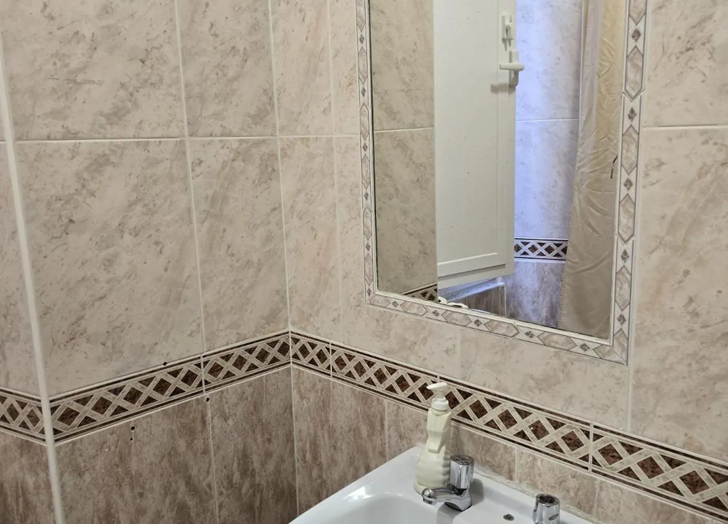 Rooms Los Montes Granada Guest house